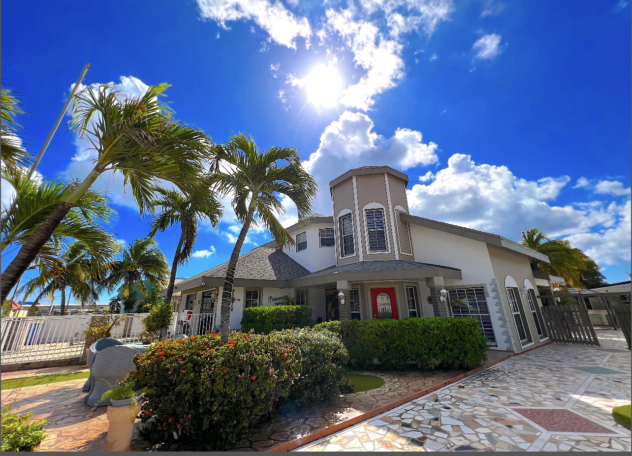 USA style Mansion in Aruba 4BR + studio